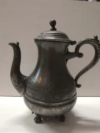 dzbanek-cynowy-na-czterech-nozkach