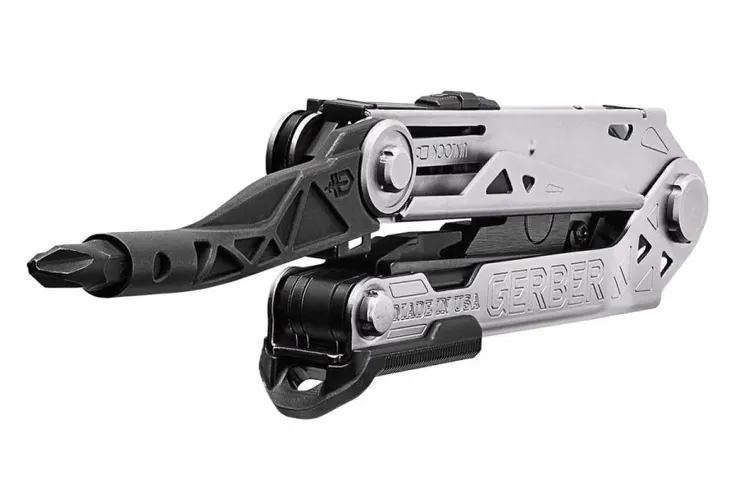 multitool-gerber-center-drive-31-003613-cechy-dodatkowe-futeral-mozliwosc-otwierania-jedna-reka