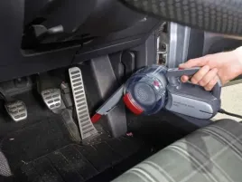 odkurzacz-samochodowy-blackanddecker-pivot-12v-reczny-do-tapicerki