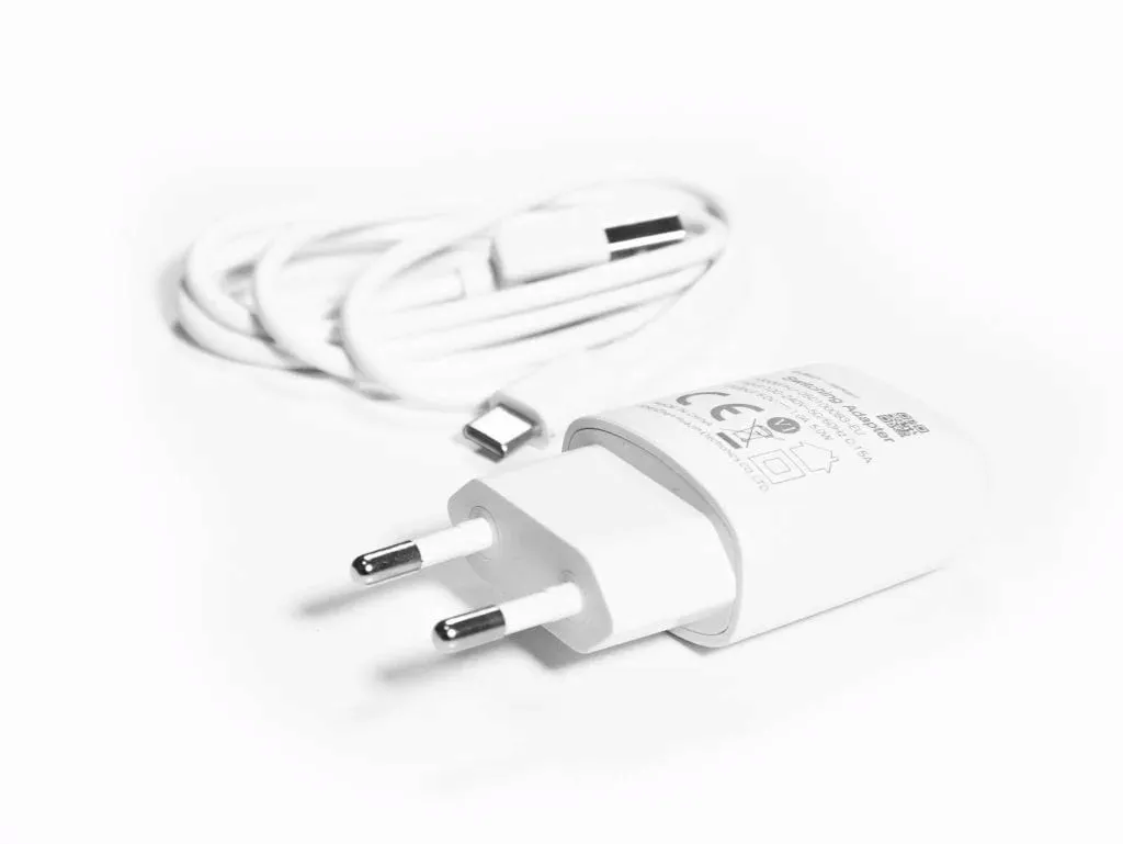 solidna-ladowarka-sieciowa-usb-kabel-1m-usb-c-typ-c