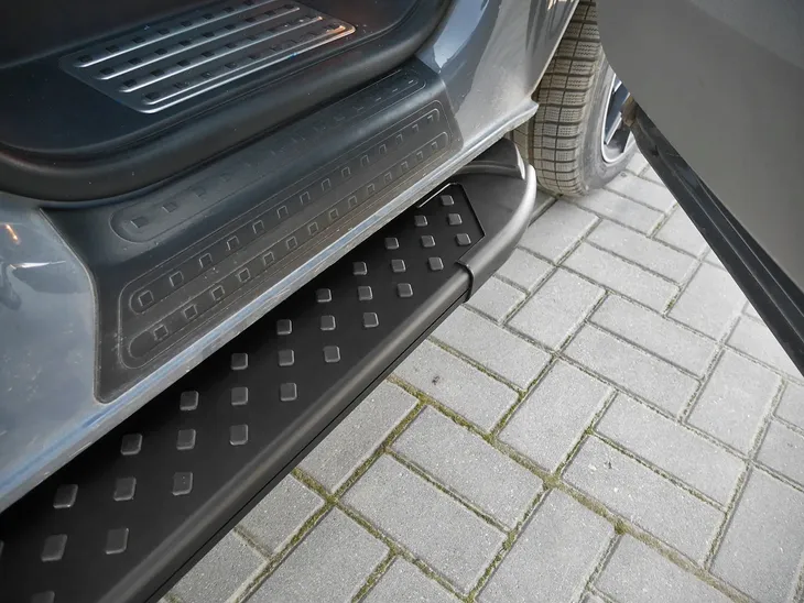 stopnie-boczne-progi-ford-kuga-2008-2012-numer-katalogowy-producenta-chr-2121ab005-stan-nowy