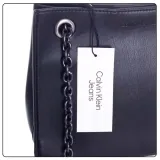 calvin-klein-torebka-sculpted-shoulder-spec-black-wzor-dominujacy-logo
