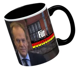 kubek-bialy-czarne-ucho-i-dno-fp-tusk-fur-deutschland-01-smieszny