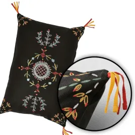 miekka-poszewka-z-haftem-i-fredzlami-czarny-kolor-40x58-cm