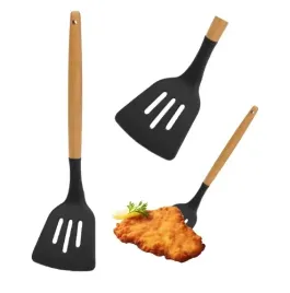 lopatka-kuchenna-silikonowa-z-otworami-do-patelni-z-drewniana-raczka