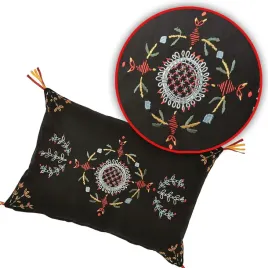 miekka-poszewka-z-haftem-i-fredzlami-czarny-kolor-40x58-cm