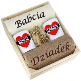 prezent-dla-babci-i-dziadka-komplet-recznikow-i-kubkow-w-skrzynce-polski