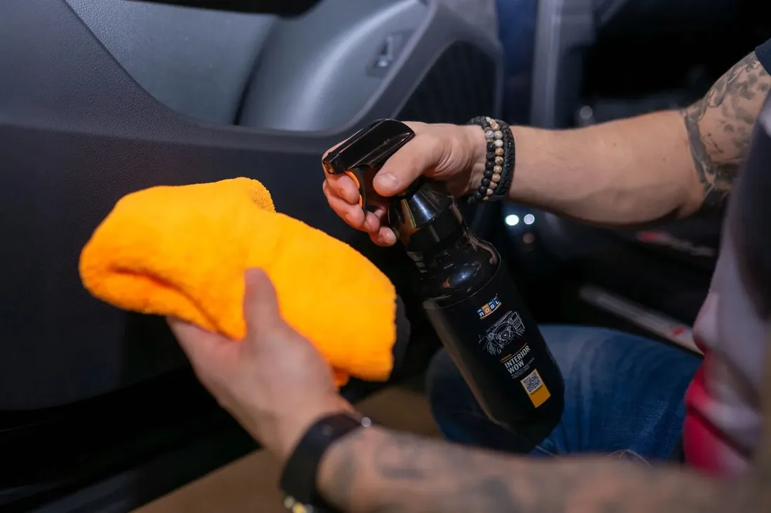 adbl-interior-cleaner-adbl-interior-wow-leather-cleaner-aplikator