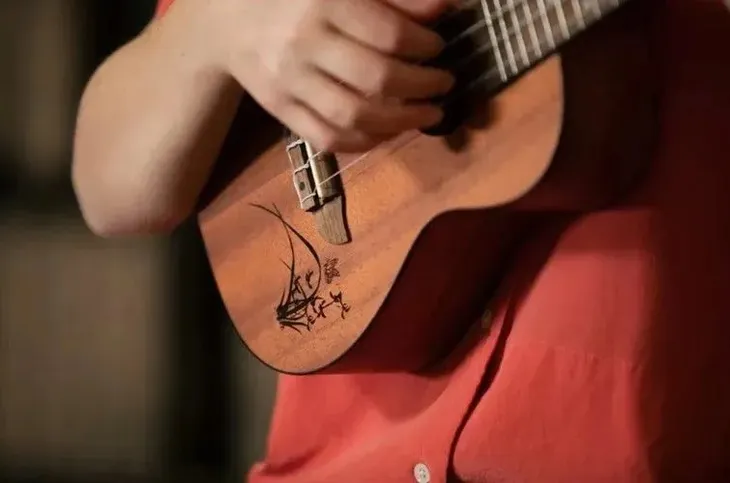 ortega-ru5mm-ukulele-koncertowe-plyta-wierzchnia-mahon