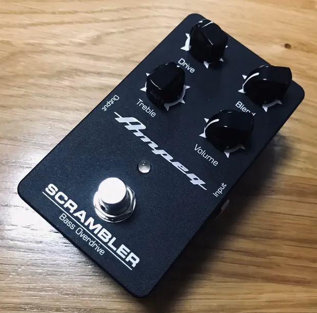 ampeg-scrambler-efekt-basowy-distortion-przeznaczenie-gitara-basowa