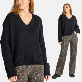 sweter-damski-z-welna-luzny-gladki-dekolt-w-serek-czarny-m