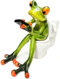 figurka-zaba-w-toalecie-wc-ze-smartfonem-lazienka-zabka