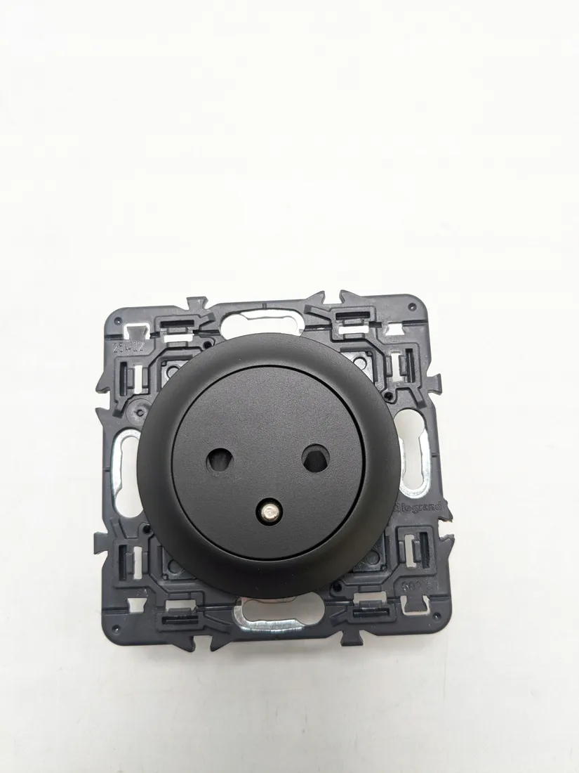 gniazdo-elektryczne-scienne-legrand-czarny