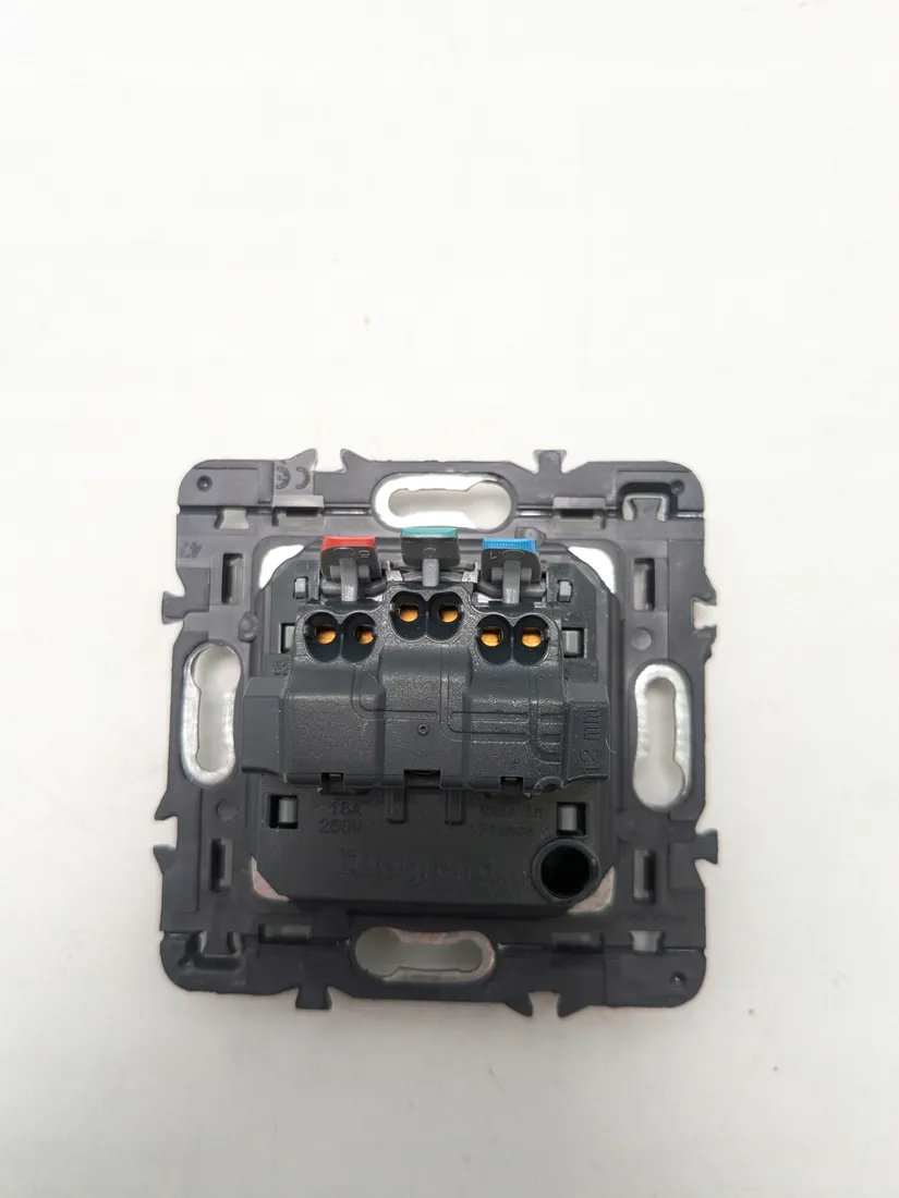 gniazdo-elektryczne-scienne-legrand-czarny-stan-powystawowy