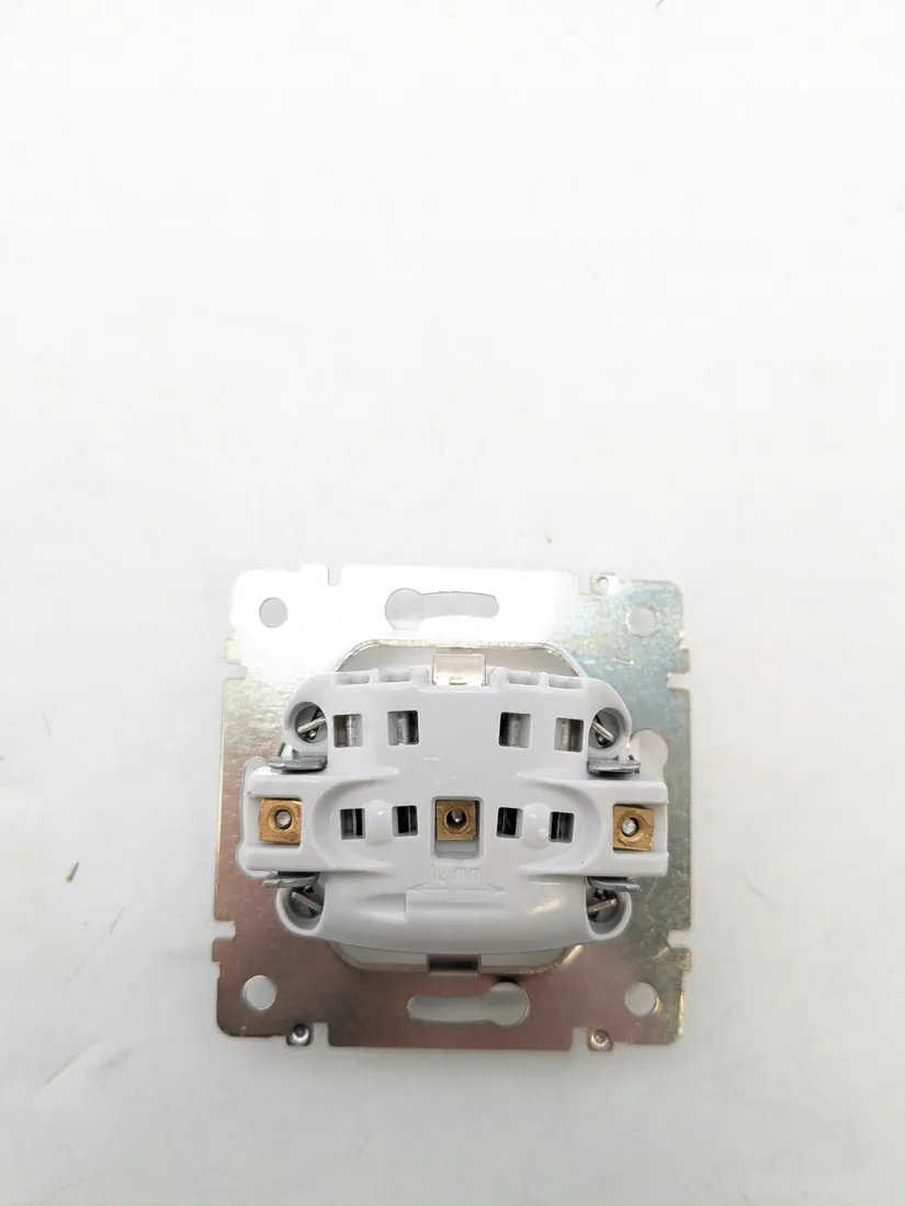 gniazdo-elektryczne-scienne-legrand-bialy-stan-powystawowy