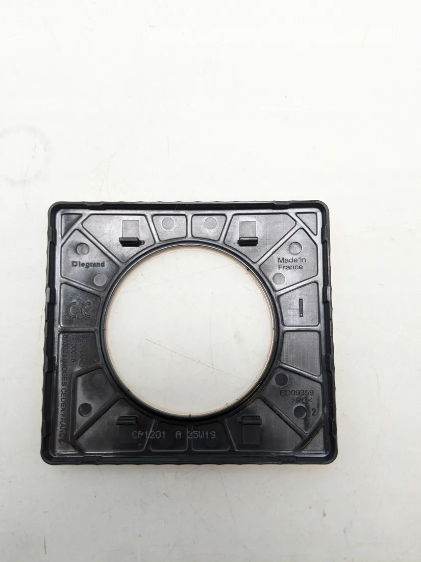 ramka-pojedyncza-legrand-brazowy-stan-powystawowy