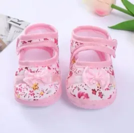 wygodne-bawelniane-buty-dla-niemowlat-dla-malej-dziewczynki