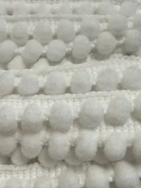 biala-tasiemka-dekoracyjna-z-pomponami-na-prezent-dlugosc-5m-x-1cm