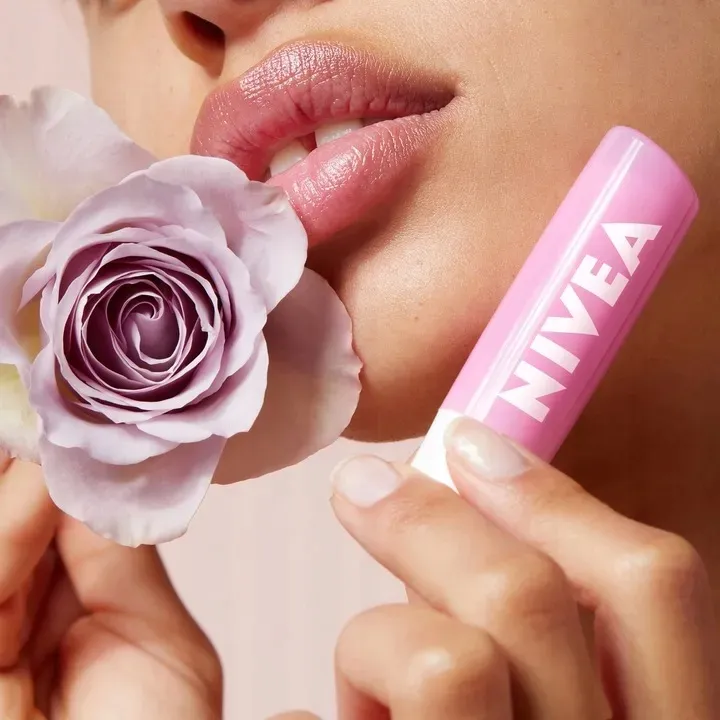 nivea-pomadka-ochronna-do-ust-soft-rose