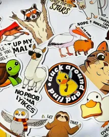 zestaw-naklejek-winilowych-pvc-na-kubek-kask-laptop-mix-cartoon-meme-50-szt