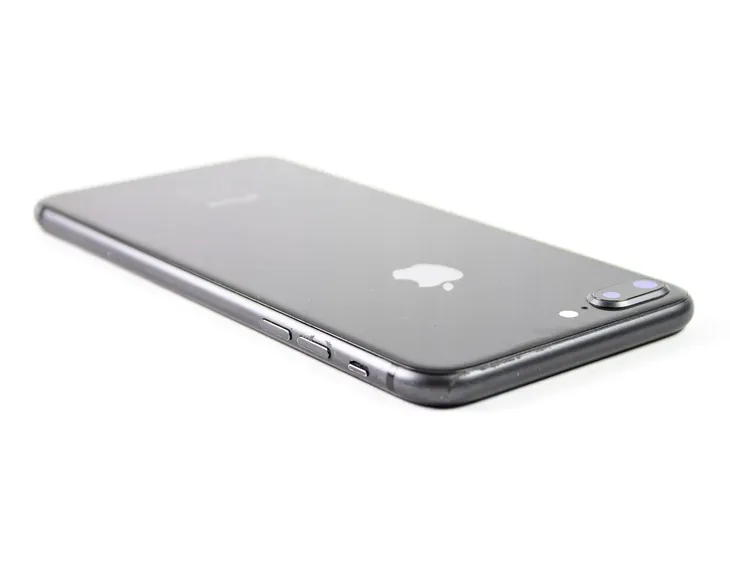 smartfon-apple-iphone-8-plus-wybor-kolorow-funkcje-aparatu-lampa-blyskowa-zoom