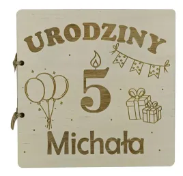 kartka-drewniana-urodziny-dla-dziecka-balony-tort-z-zyczeniami-prezent