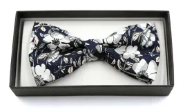 muszka-meska-granatowa-w-kwiaty-elegancka-mucha-w-pudelku-pako-jeans