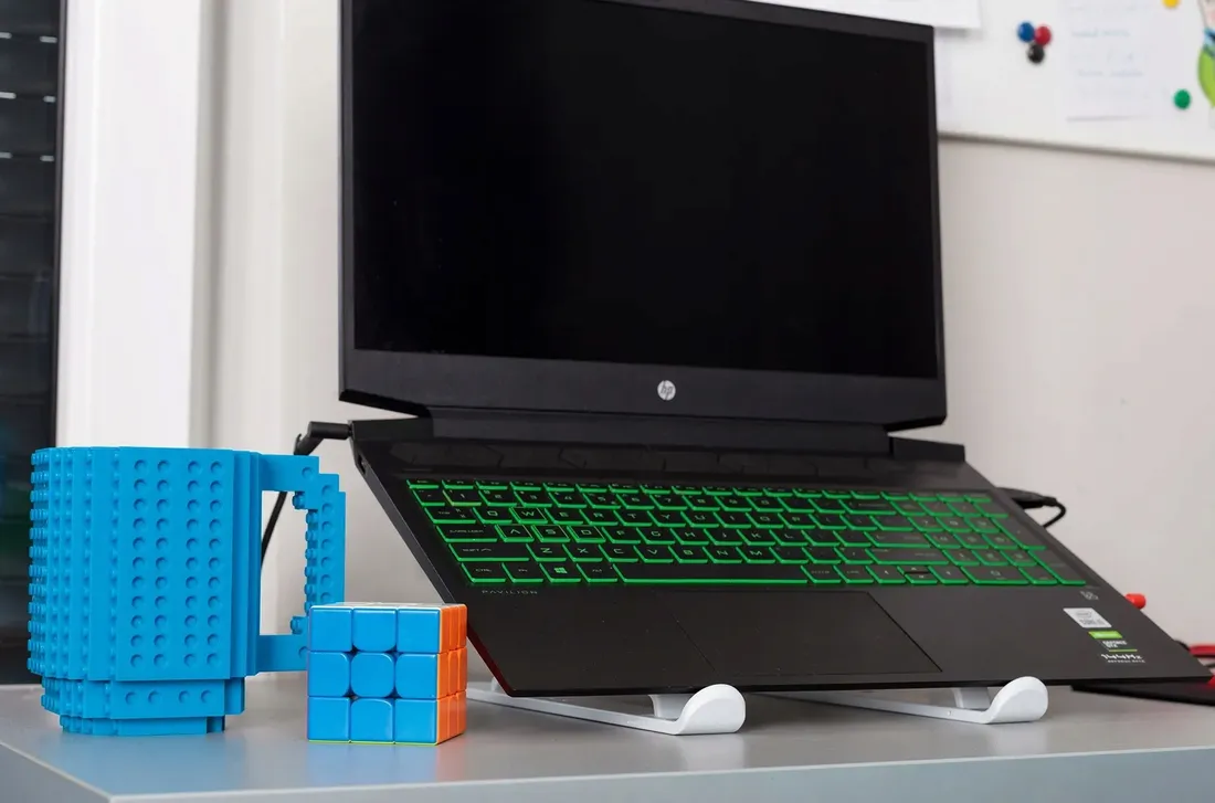 regulowany-stojak-pod-laptop-macbook-tablet