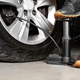 pompka-nozna-z-manometrem-samochodowa-rower-materac-szybko-pompuje-stabilna-kod-producenta-61117