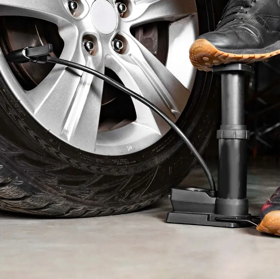 pompka-nozna-z-manometrem-samochodowa-rower-materac-szybko-pompuje-stabilna