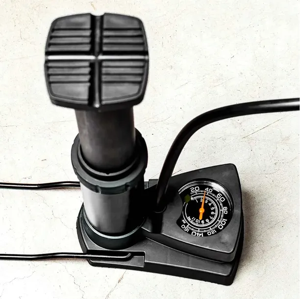 pompka-nozna-z-manometrem-samochodowa-rower-materac-szybko-pompuje-stabilna-marka-carcommerce-stan-nowy