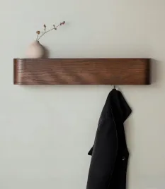 wieszak-scienny-drewniany-z-ukrytymi-haczykami-i-polka-do-przedpokoju