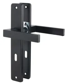 klamka-wewnetrzna-black-czarna-na-szyldzie-podluznym-na-klucz-72mm