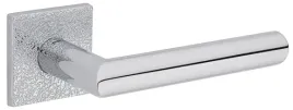 klamka-kwadratowa-tupai-4002-5sq-t3-03-chrom-tekstura-skora
