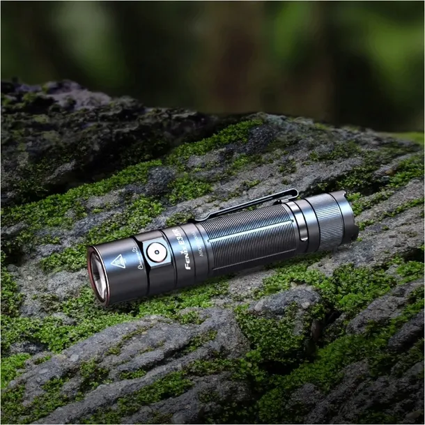 latarka-edc-fenix-e35r-usb-c-3100-lm-cechy-dodatkowe-klips-do-mocowania-kurzoodpornosc-ladowanie-usb-linka-mocujaca-o-ring-wodoodpornosc-wstrzasoodpornosc