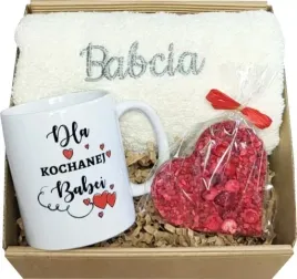 zestaw-prezentowy-na-dzien-babci-kubek-recznik-czekolada-prezent-dla-babcia