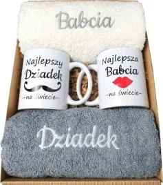 prezent-na-dzien-babci-i-dziadka-zestaw-reczniki-kubki-dla-dziadkow-pudelko
