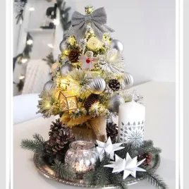 choinka-sztuczna-mini-45-cm-flokowana-z-led-i-szyszkami-dekoracyjna