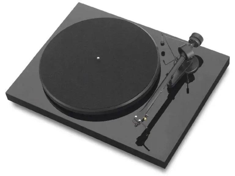 pro-ject-debut-iii-dc-czarny-polysk-gramofon