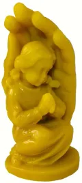 swieca-dziewczynka-w-dloni-z-wosku-pszczelego-s068