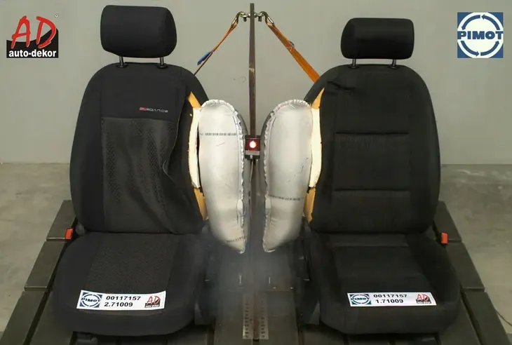 pokrowce-samochodowe-do-toyota-corolla-kolor-czerwony