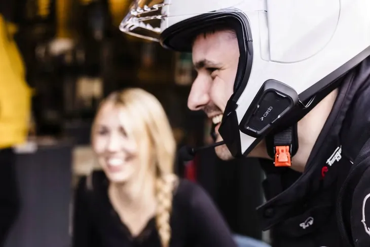 cardo-freecom-4x-single-intercom-motocyklowy-montaz-bazy-na-zaczep