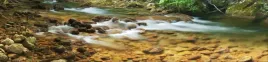 samoprzylepna-fototapeta-do-kuchni-potok-w-gorach