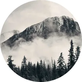 fototapeta-samoprzylepna-okragla-naklejka-scienna-gory-skaly-las-mgala