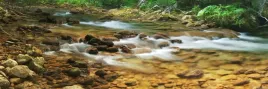 samoprzylepna-fototapeta-do-kuchni-potok-w-gorach