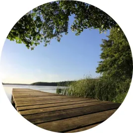 fototapeta-samoprzylepna-okragla-naklejka-scienna-pomost-jezioro-drewniany