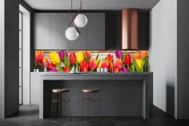 fototapeta-do-kuchni-zmywalna-tulipany-na-stole-rozne-kolory-350x60