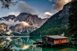 fototapeta-3d-na-wymiar-do-salonu-gory-domek-na-jeziorze-winylowa