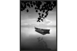 obraz-plakat-70x50-lodka-na-jeziorze-czarno-bialy