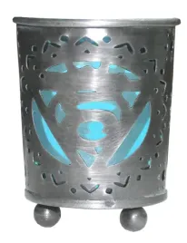metalowy-swiecznik-z-niebieskim-szklanym-wkladem
